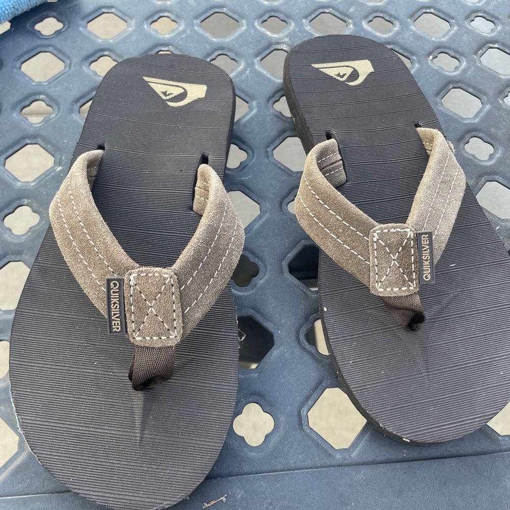 Quicksilver flip flop kids size 5